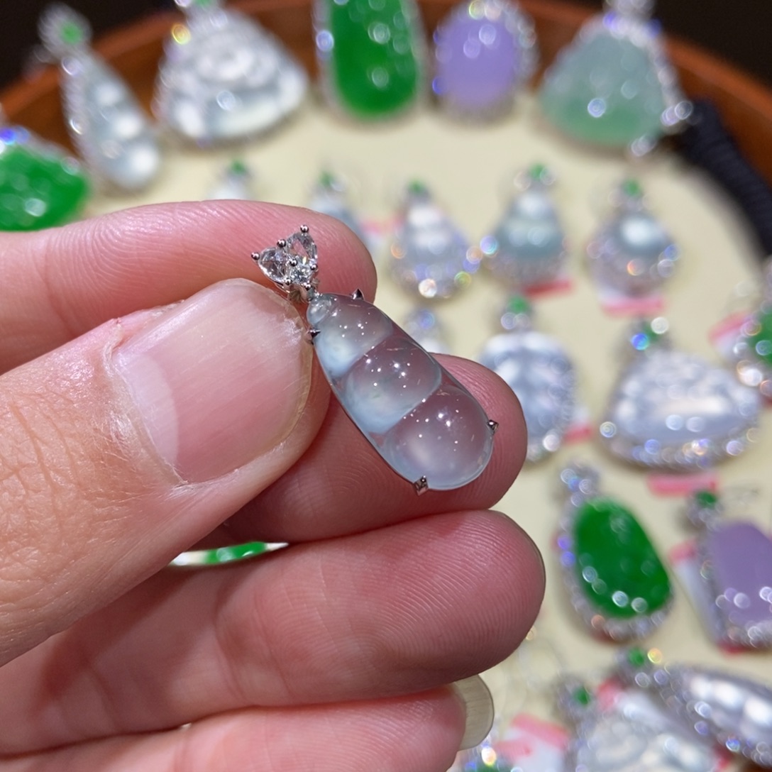 翡翠颈饰18K金镶嵌吊坠