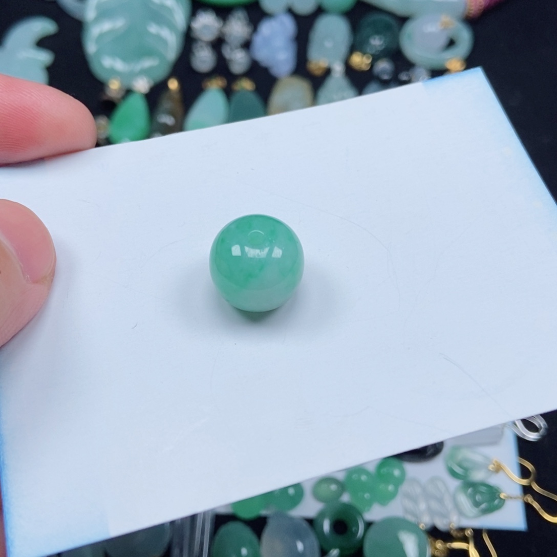 翡翠未镶嵌颈饰鼓珠