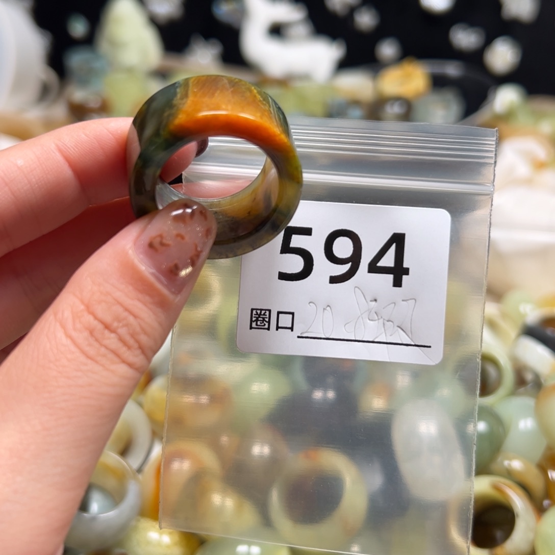 木***控蛇纹石玉未镶嵌戒指