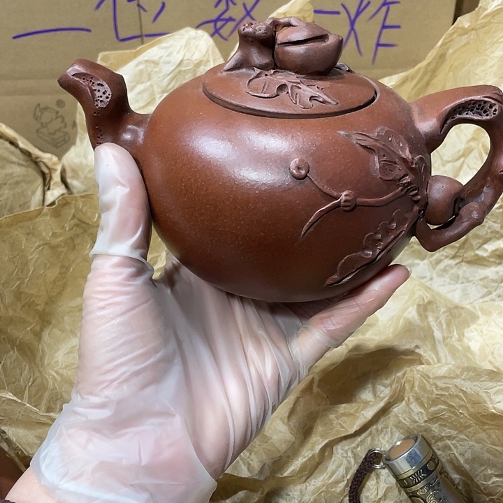 茶壶紫砂。原矿泥料，手工制作的一把紫砂壶。