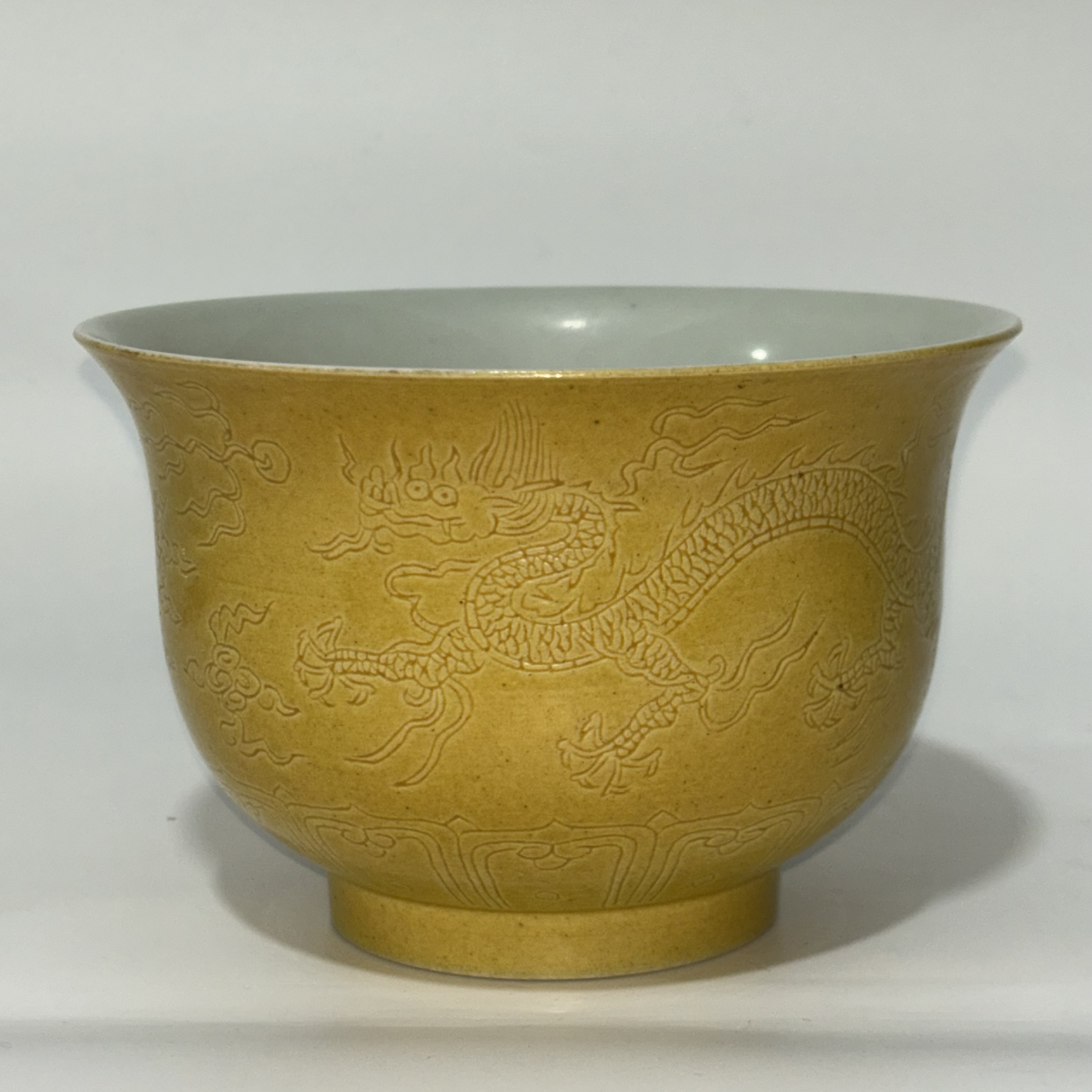 黄釉暗刻龙穿祥云纹赏碗JD2501-038