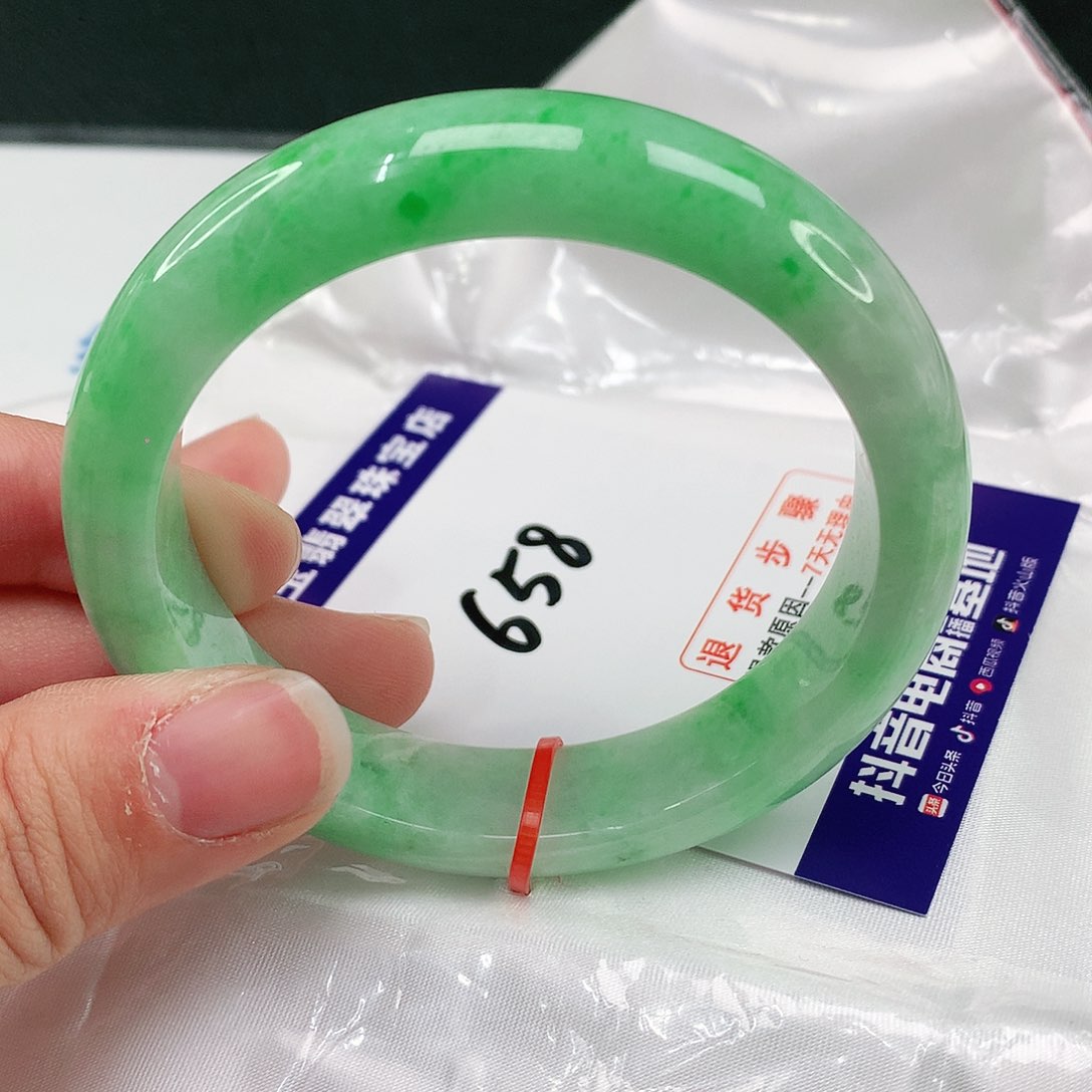 翡翠手镯未镶嵌翡翠