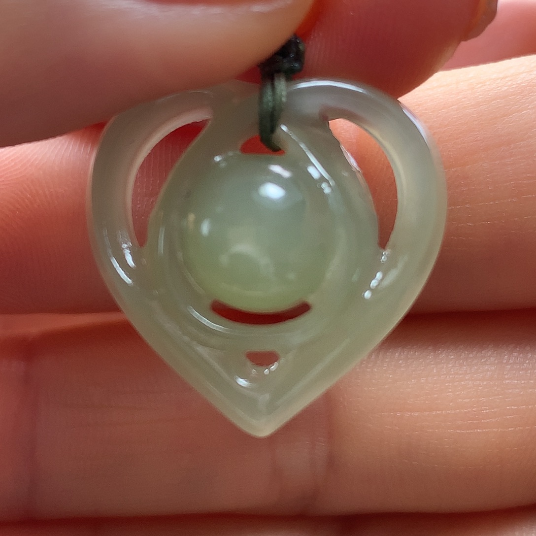 明***。和田玉未镶嵌颈饰