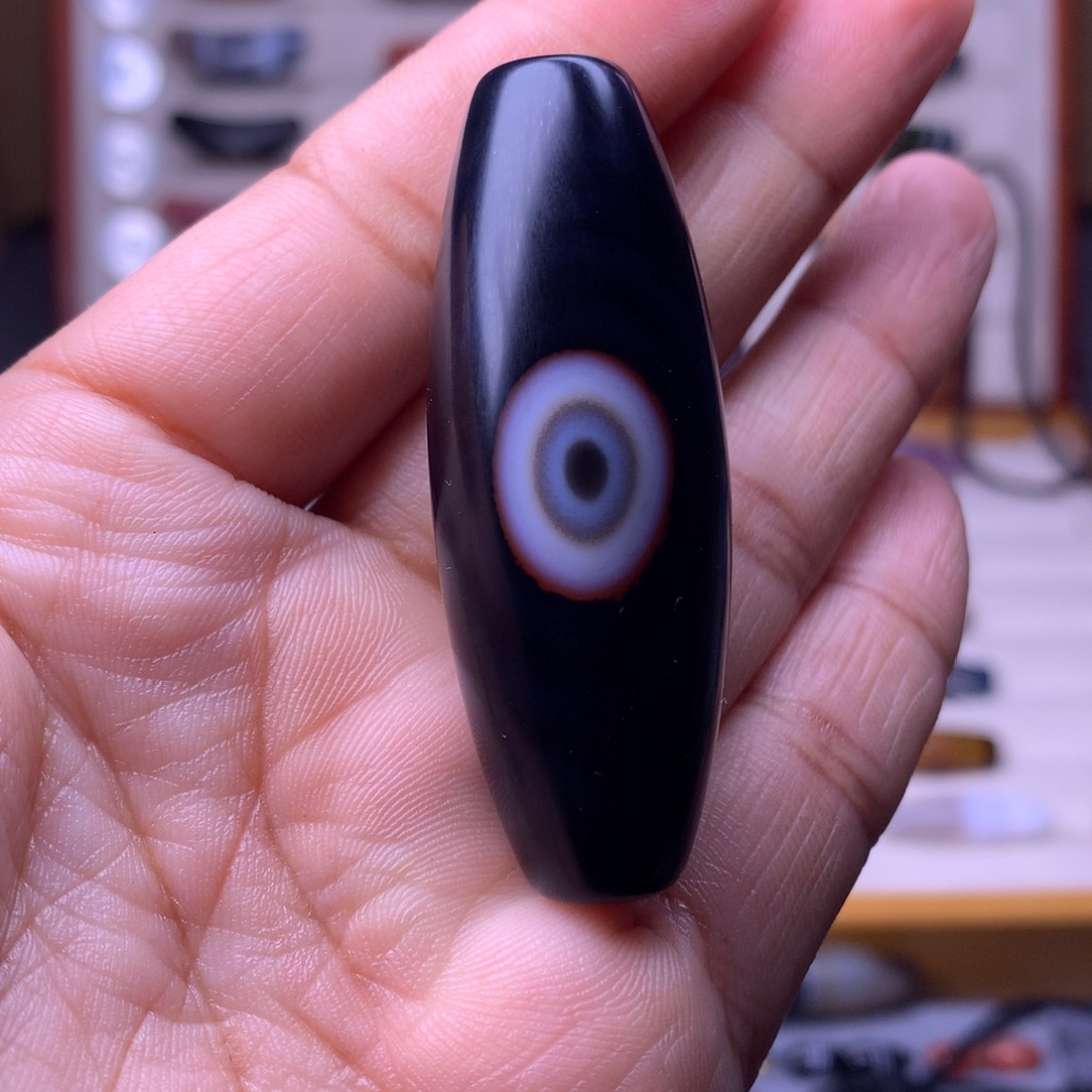 向***行玛瑙/玉髓未镶嵌珠宝奇石