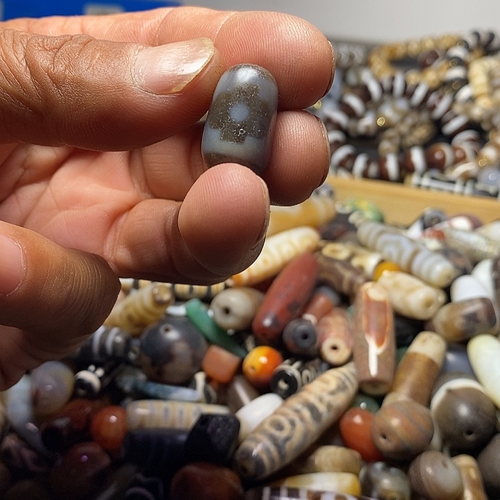 天然辰砂玛瑙珠子