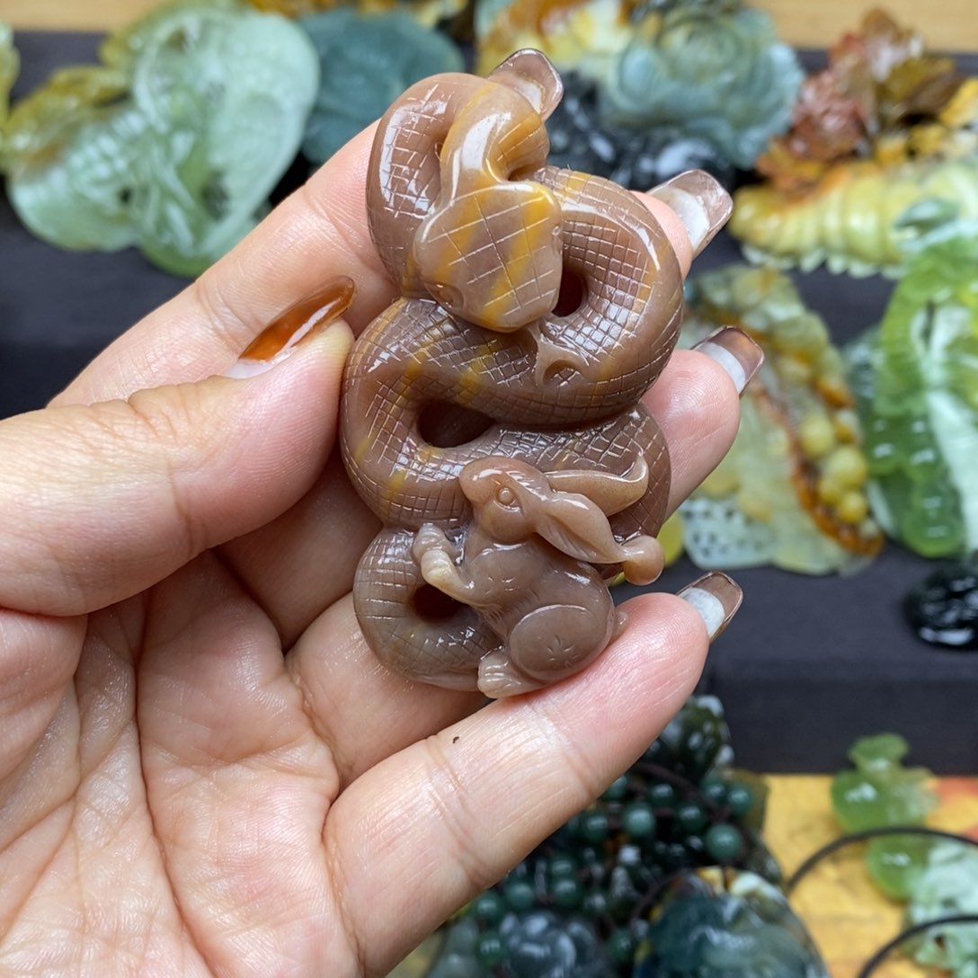 蛇纹石玉颈饰未镶嵌热****奶