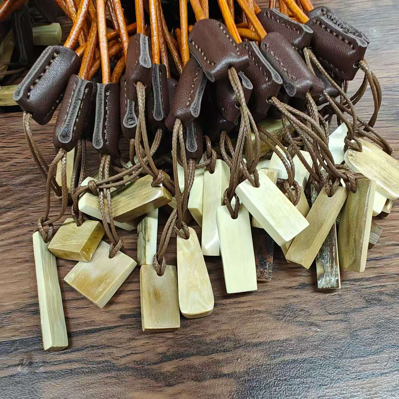 MFP0003 猛犸象牙无事皮牌 连绳约3g  随机发其一 