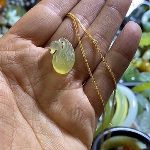 岫玉未镶嵌颈饰一个