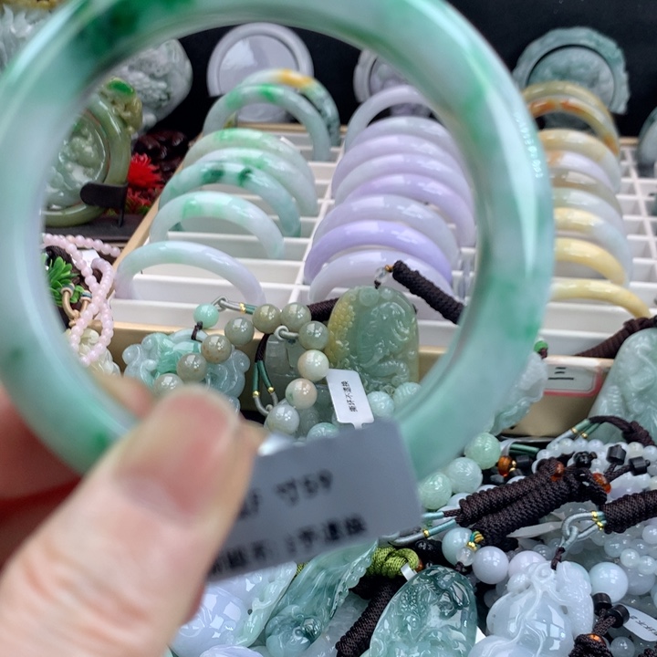 翡翠手镯未镶嵌吊坠