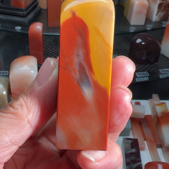 李***和老挝石我们的确是
