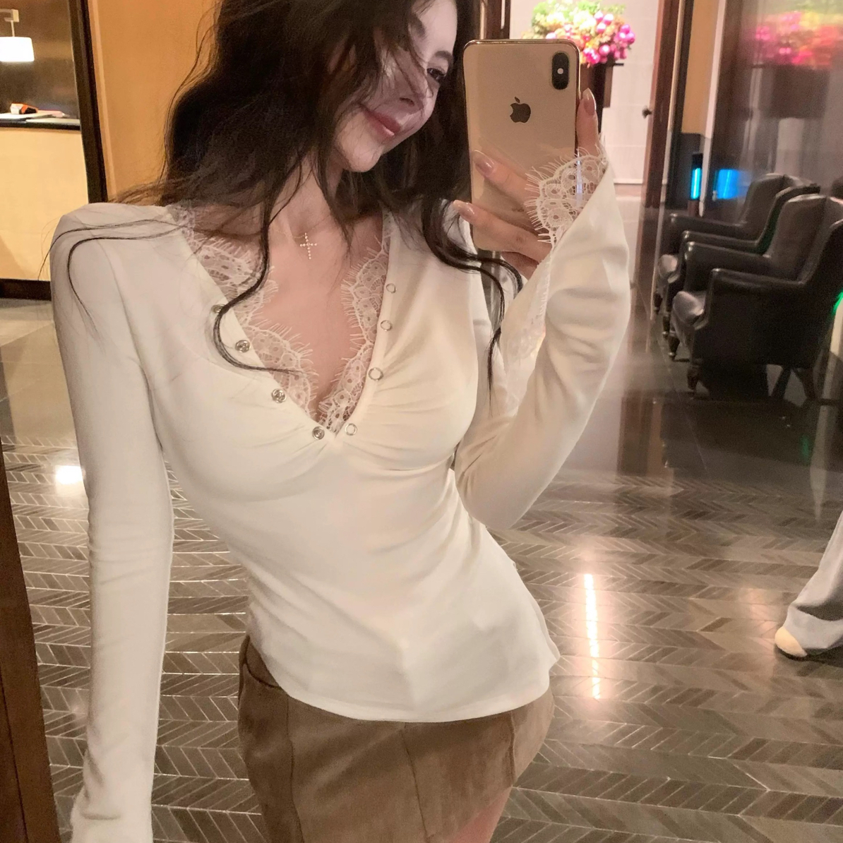 纯欲辣妹性感低胸v领上衣女秋冬不规则蕾丝打底衫洋气