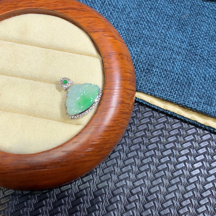 【闪购商品】颈饰18K金镶嵌翡翠