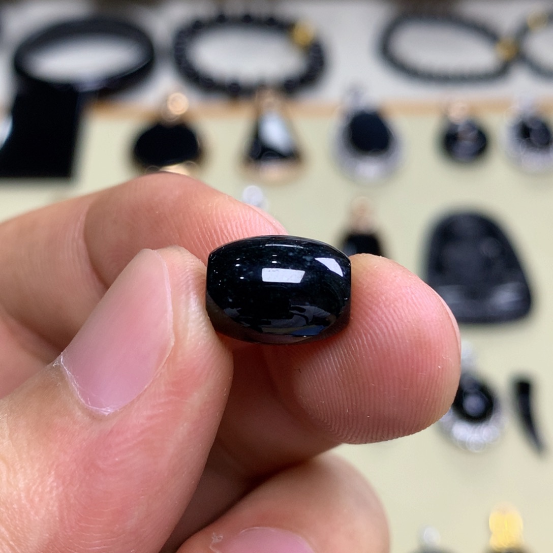 翡翠未镶嵌颈饰墨翠路路通