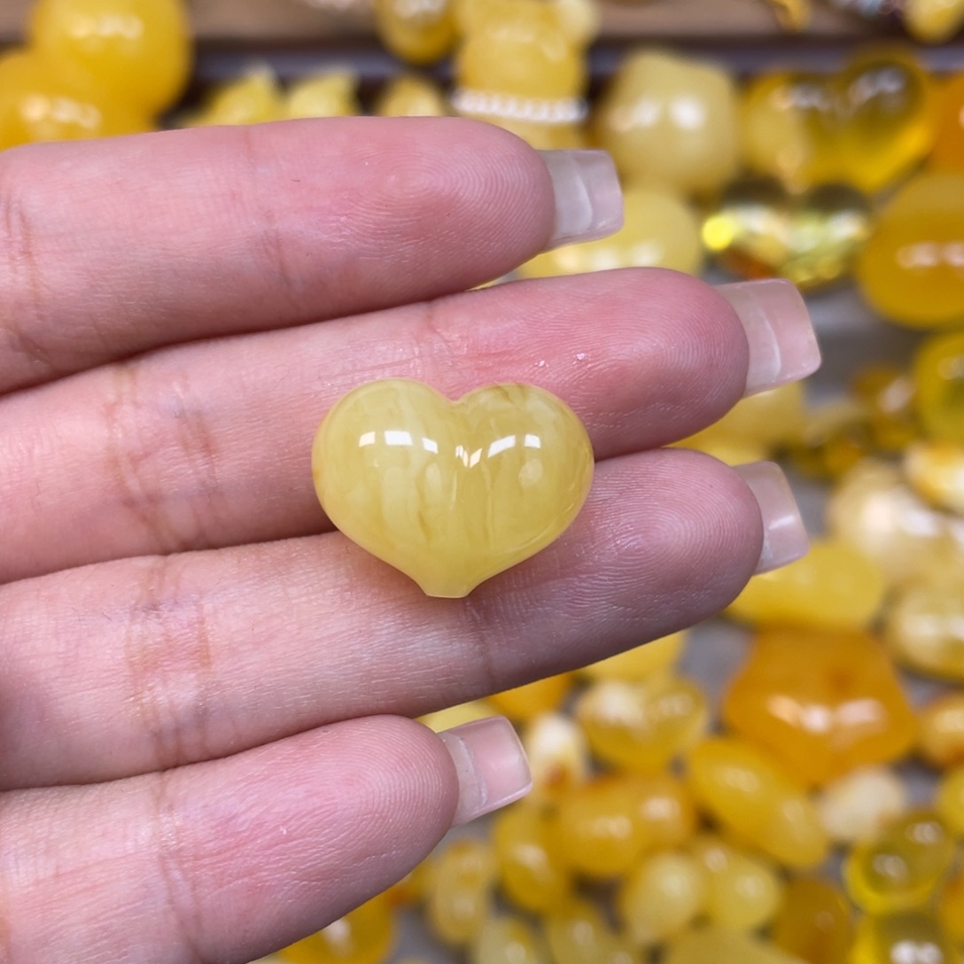 简***淡琥珀未镶嵌珠宝奇石