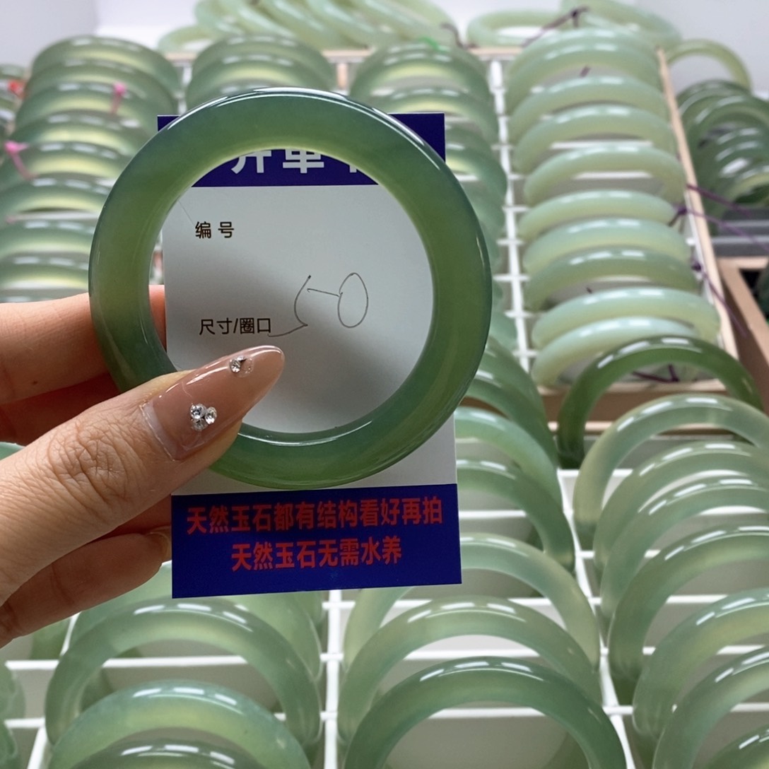 蛇纹石玉手镯未镶嵌小****?