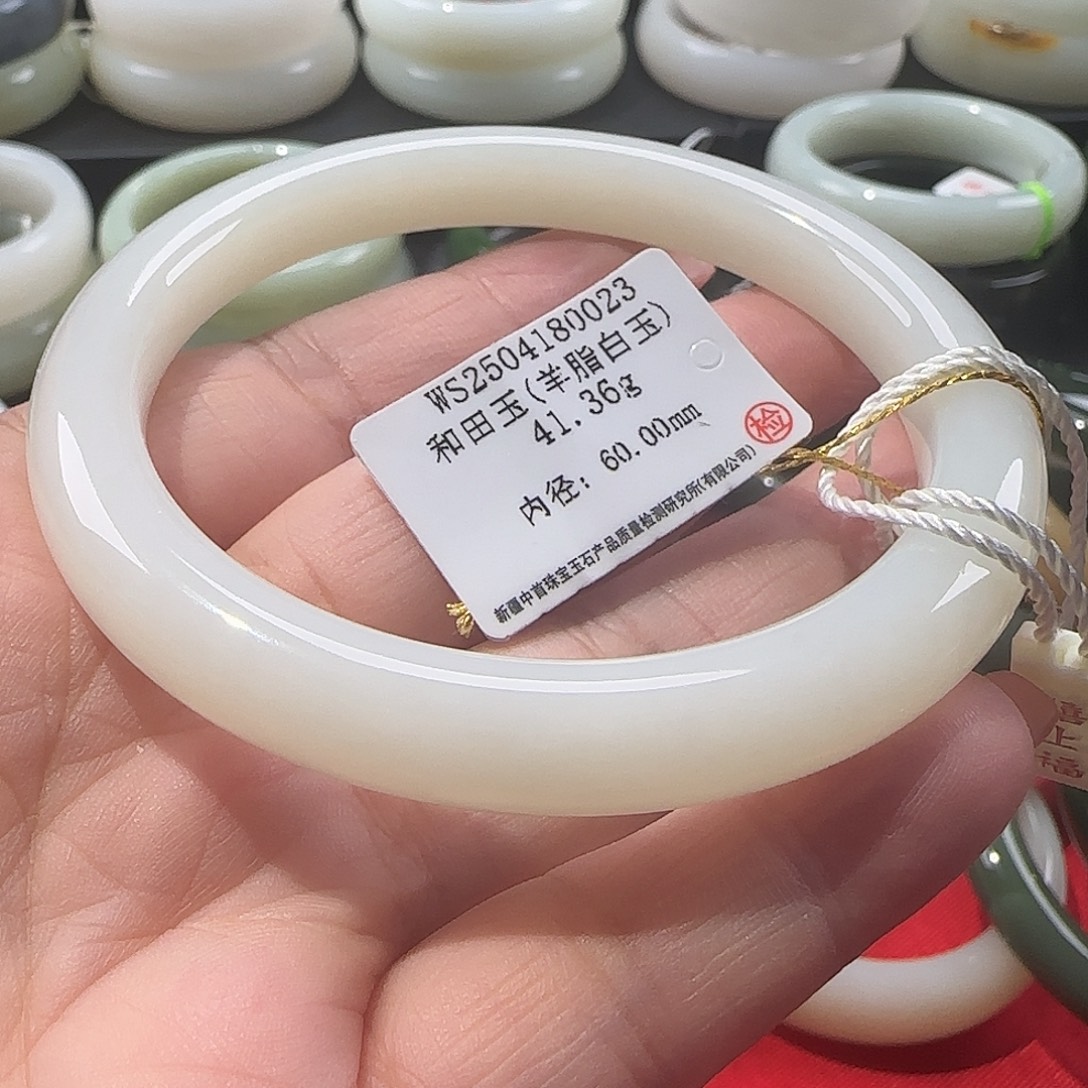 关***格和田玉手镯未镶嵌