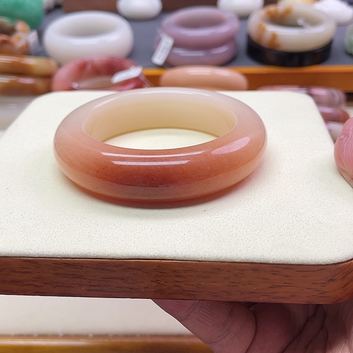 未镶嵌手镯石英质玉糖*