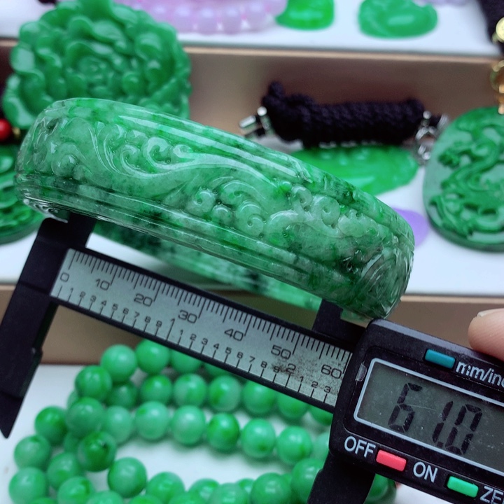 翡翠未镶嵌手镯…．．