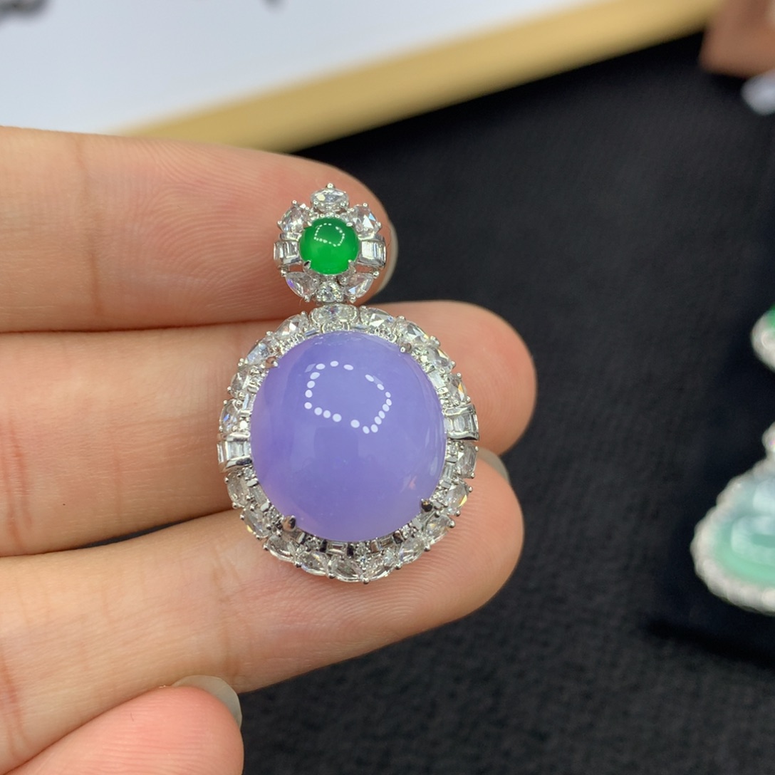 颈饰18K金镶嵌翡翠晶*蛋面