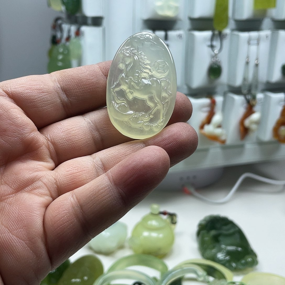 蛇纹石玉颈饰未镶嵌