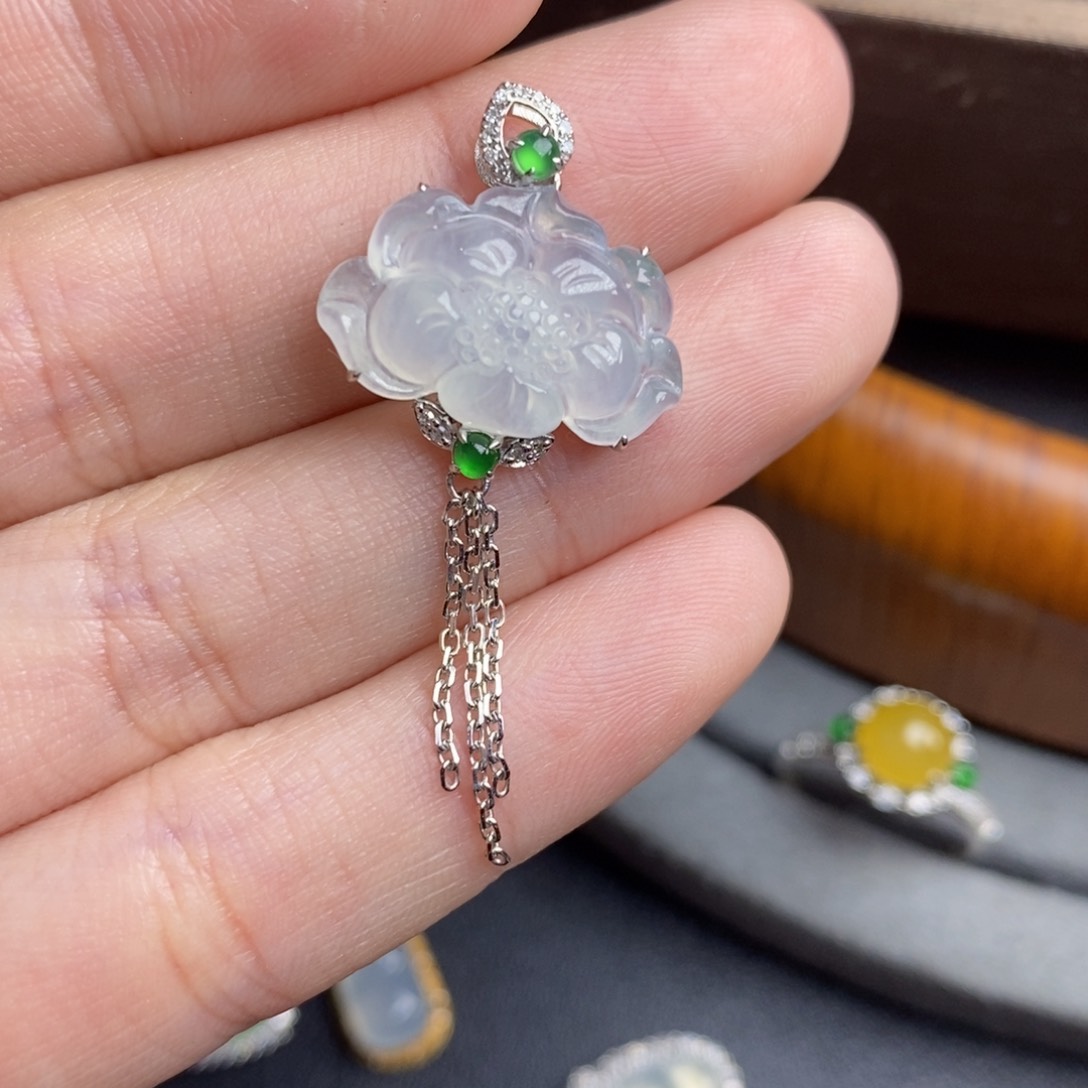 翡翠颈饰18K金镶嵌18Ｋ金莲花吊坠