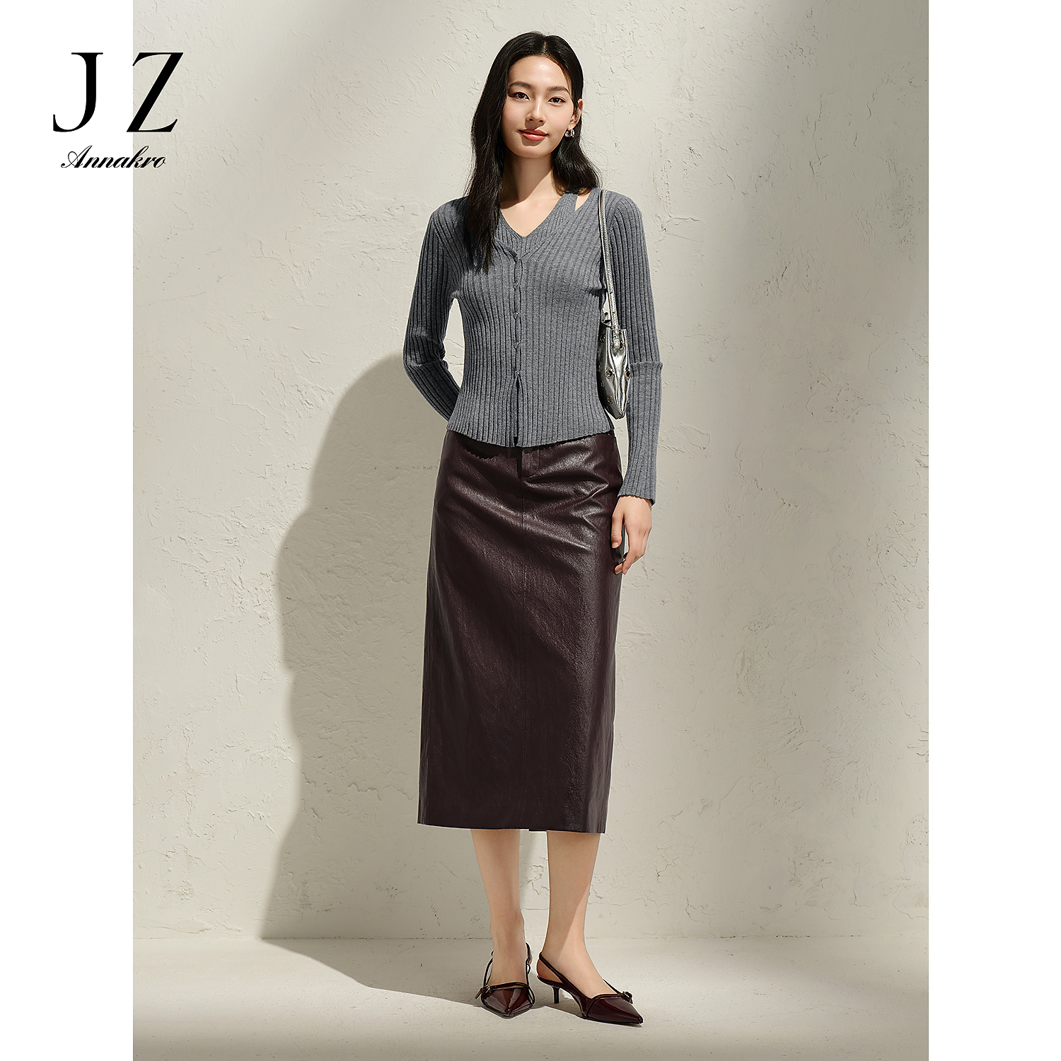 玖姿安娜蔻KWFC20032复古时髦大女主风安可拉红PU半身裙女2025春