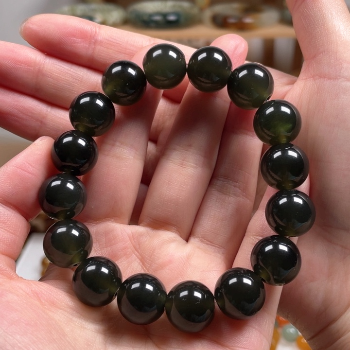 未镶嵌蛇纹石玉手链似**年