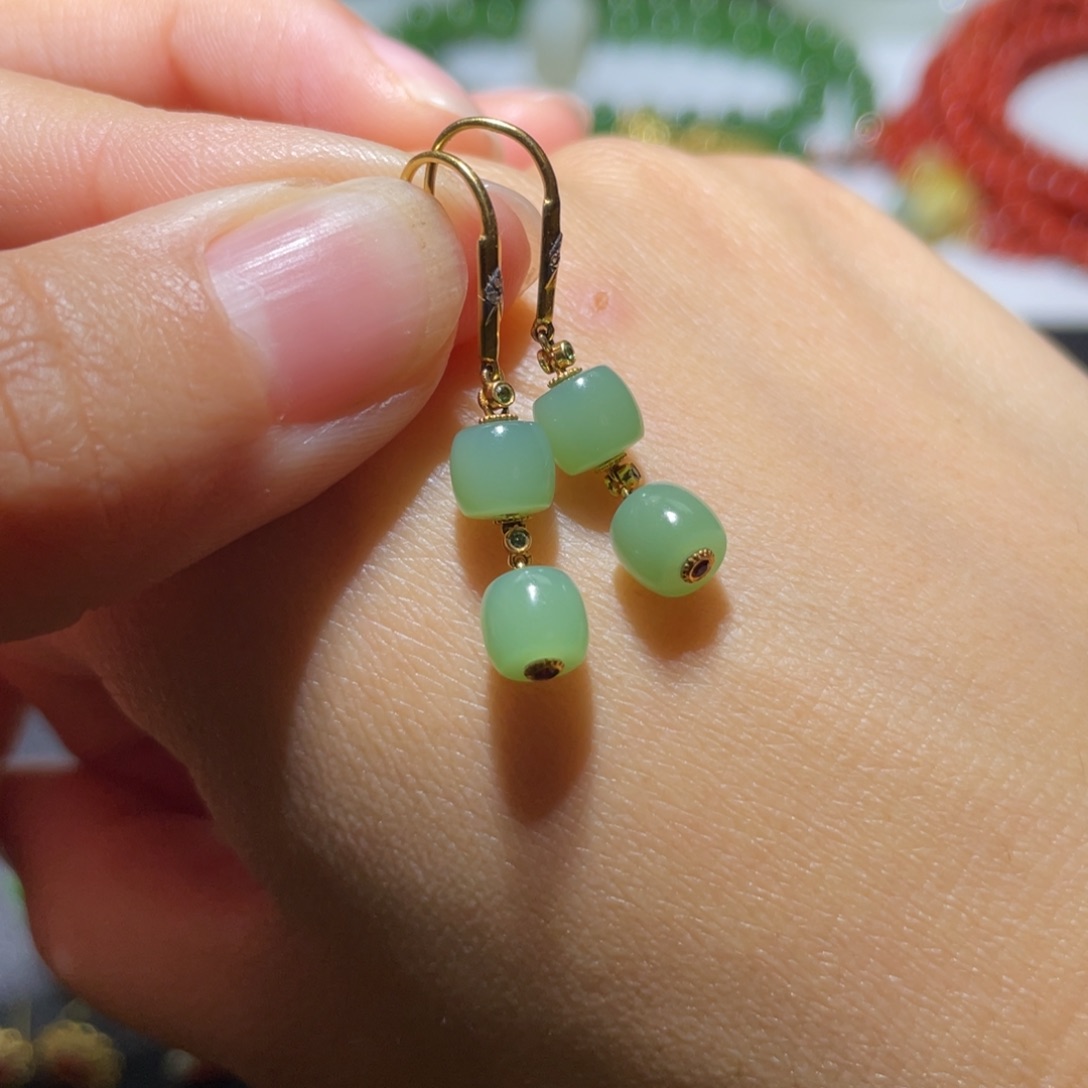 小***松和田玉18K金镶嵌耳饰