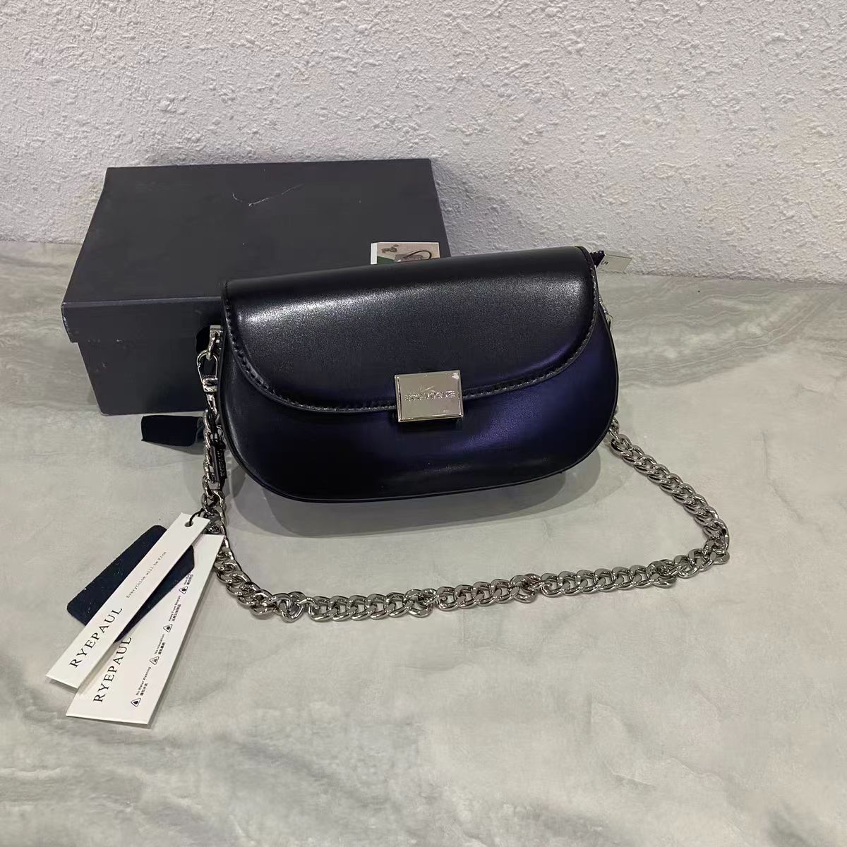 高级感轻奢小众白色腋下包包女式2025新款通勤单肩斜挎马鞍包秋冬