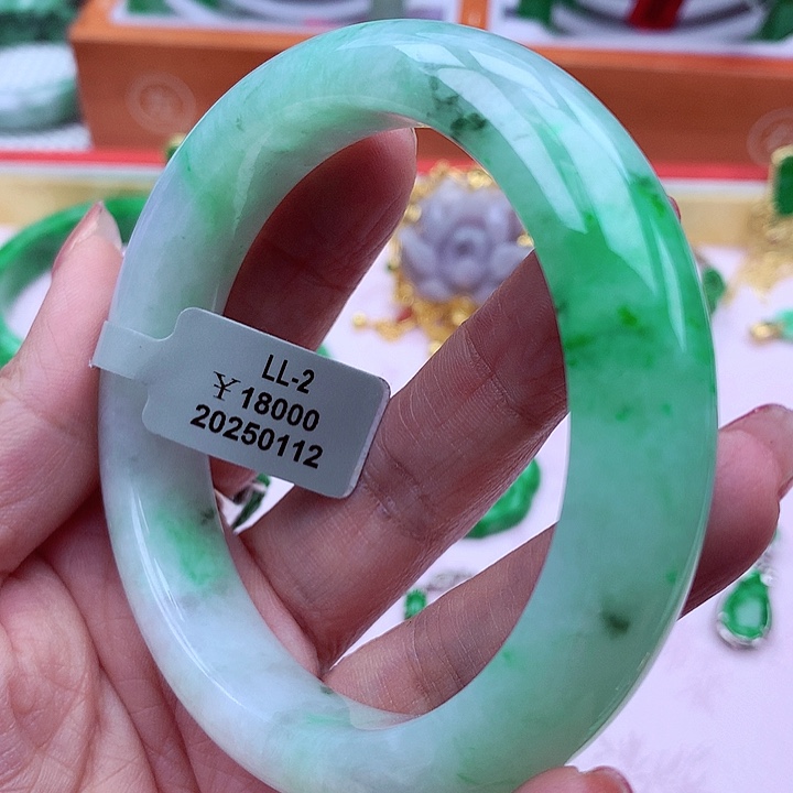 翡翠手镯未镶嵌翡翠