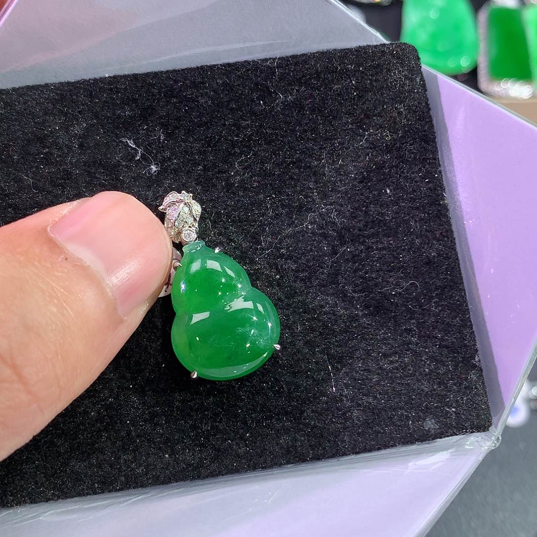 翡翠吊坠(赠链)18K金镶嵌时***着