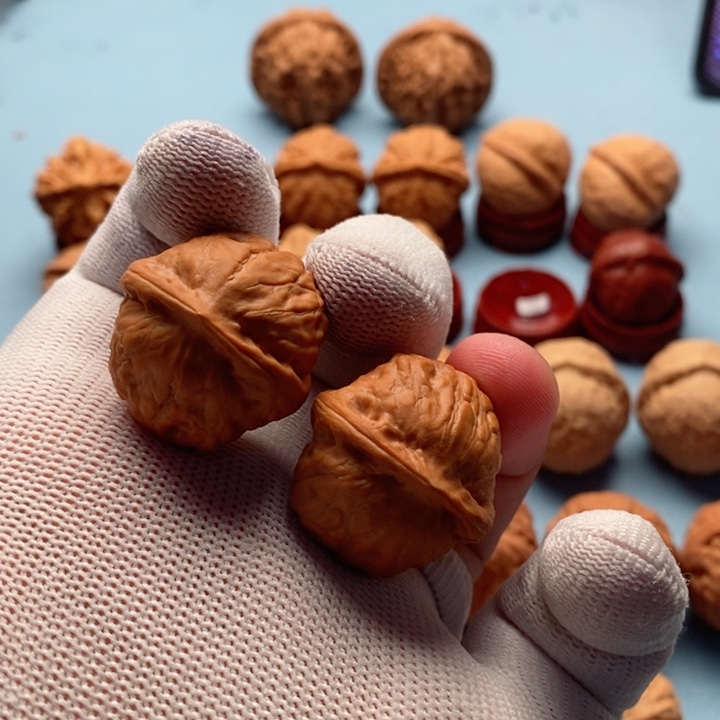 文玩核桃把件瓷娃娃