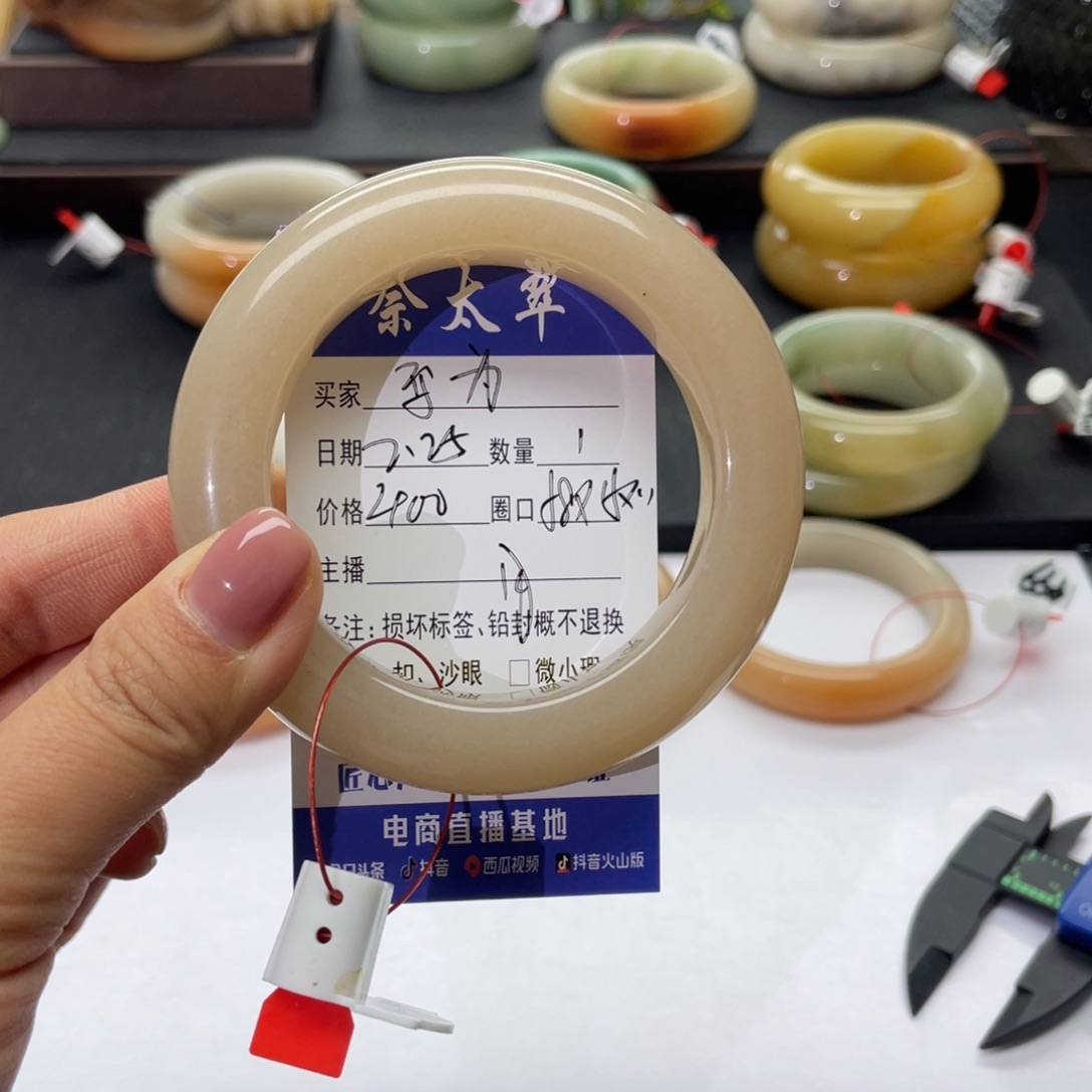 石英质玉手镯未镶嵌妄*?