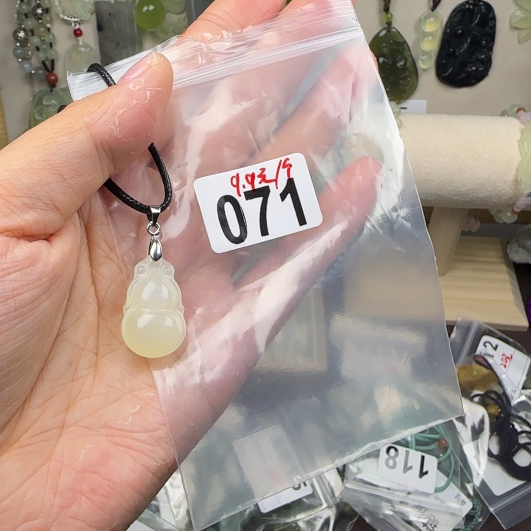 蛇纹石玉饰品未镶嵌