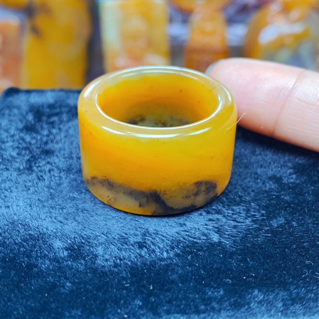 未镶嵌石英质玉（黄龙玉）颈饰