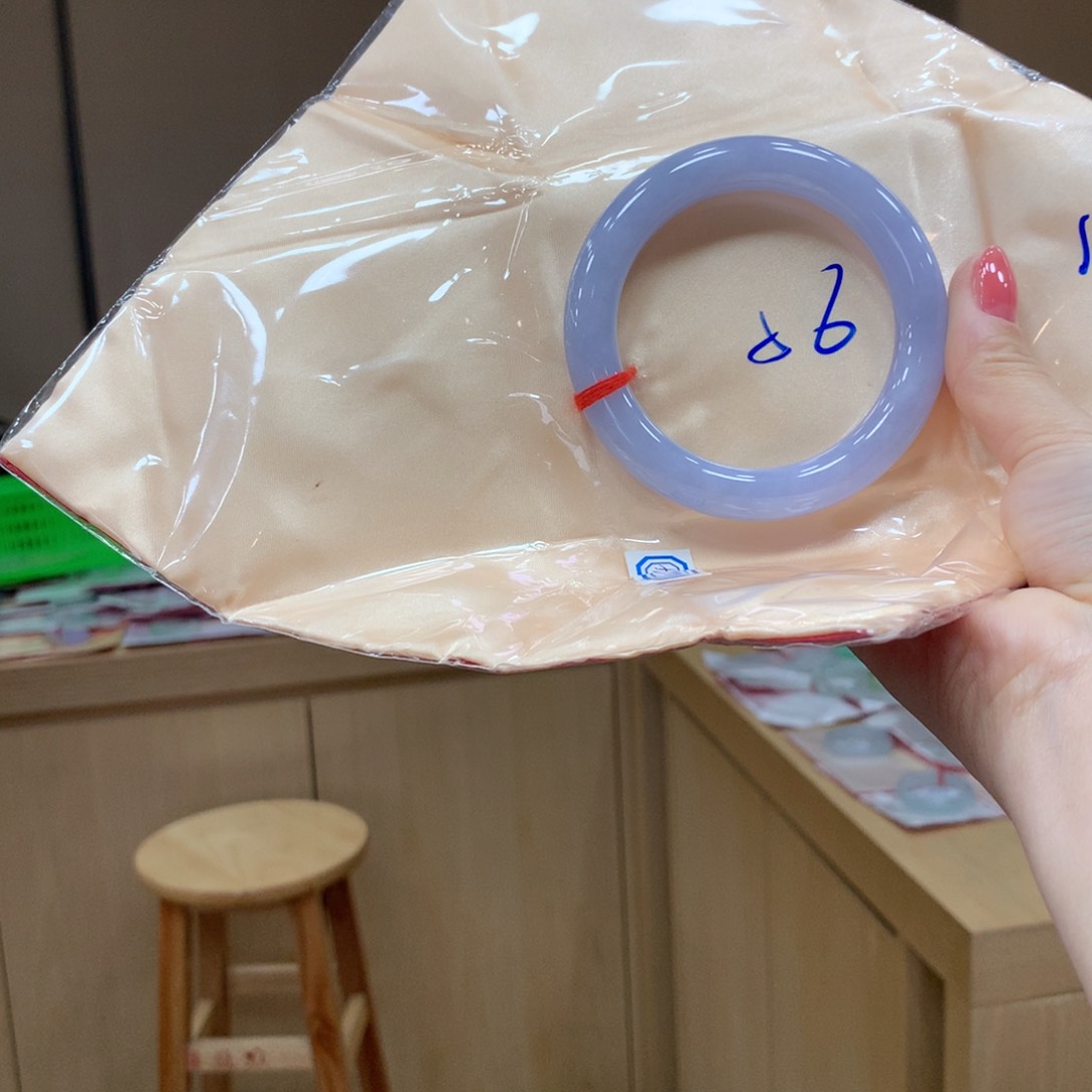 翡翠手镯未镶嵌不退不换