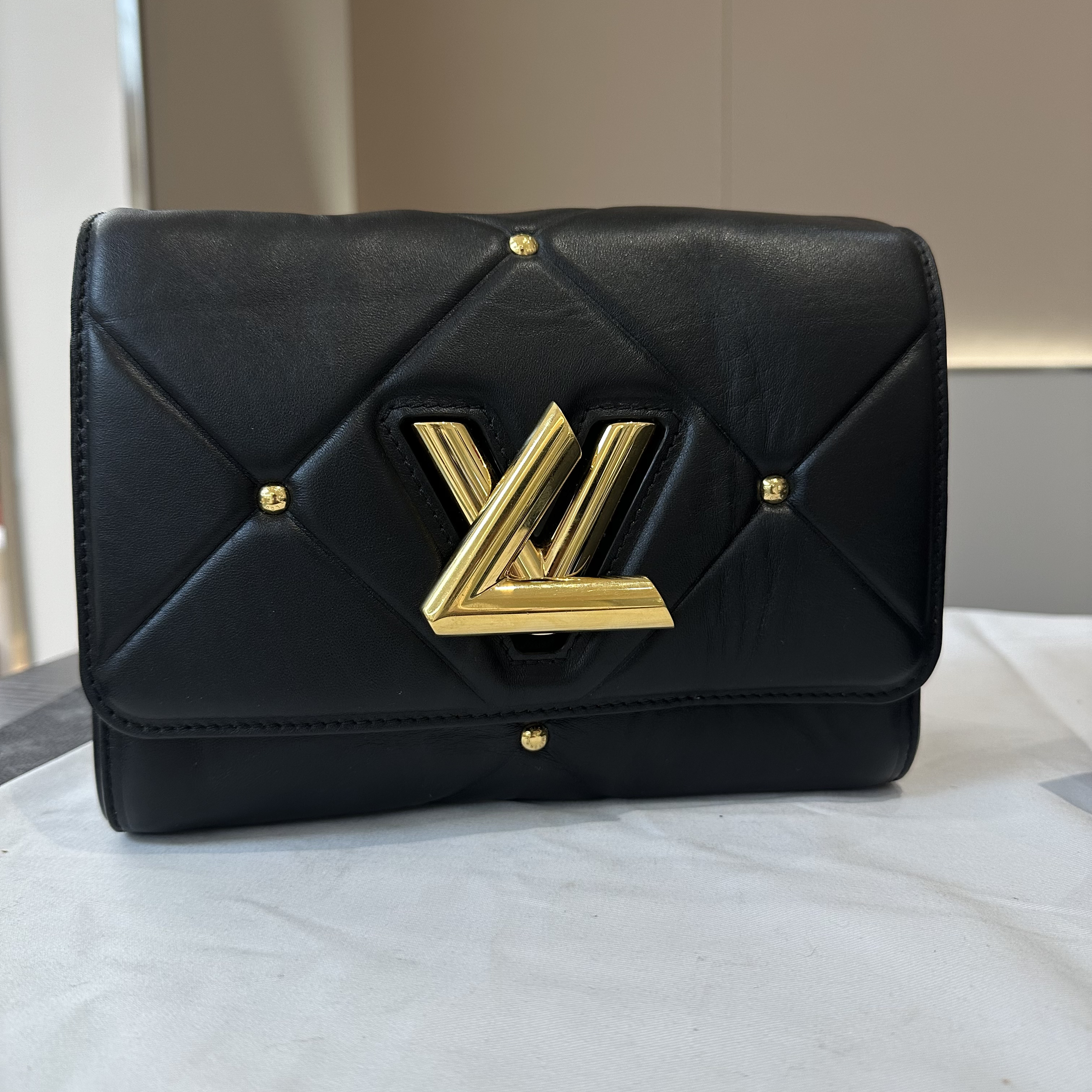 90新 LouisVuitton/路易威登 黑金大logo单肩斜挎包（少皮肩带