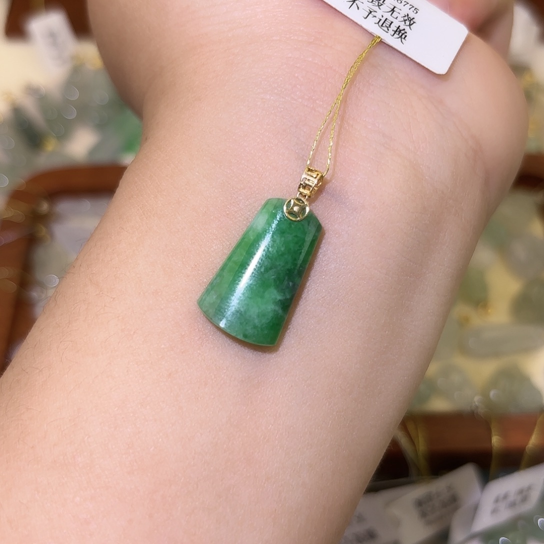 白***翡翠18K金镶嵌颈饰