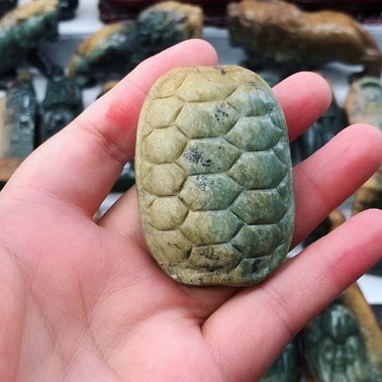 未镶嵌岫岩河磨玉（透闪石质玉）把件
