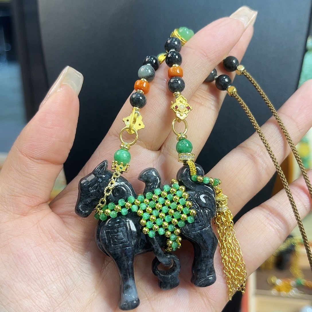 翡翠未镶嵌颈饰炸