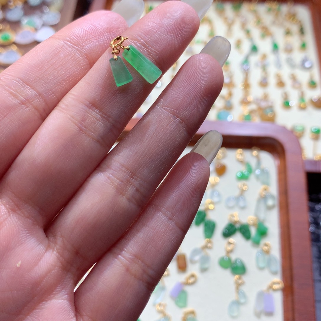 *****翡翠18K金镶嵌颈饰翡翠