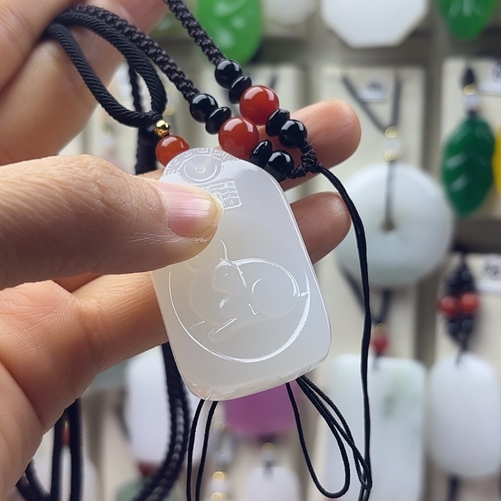 w***。石英质玉未镶嵌颈饰