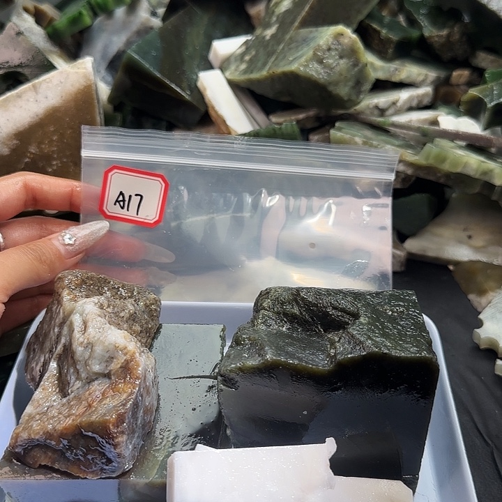 中***庸和田玉未镶嵌珠宝半成品
