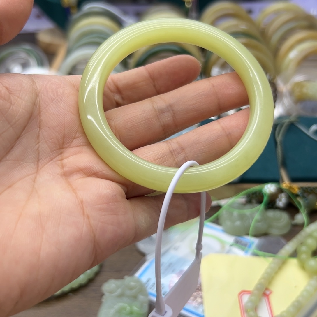 和田玉手镯未镶嵌@****爱58.8圈围983瑕