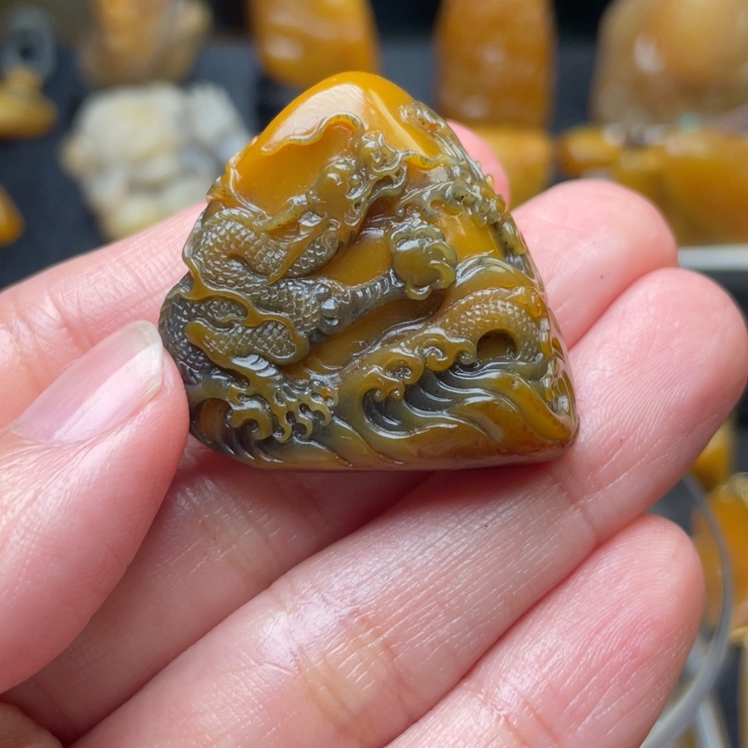 寿山石印石门****负双层皮田黄