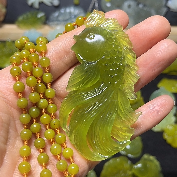 蛇纹石玉未镶嵌颈饰