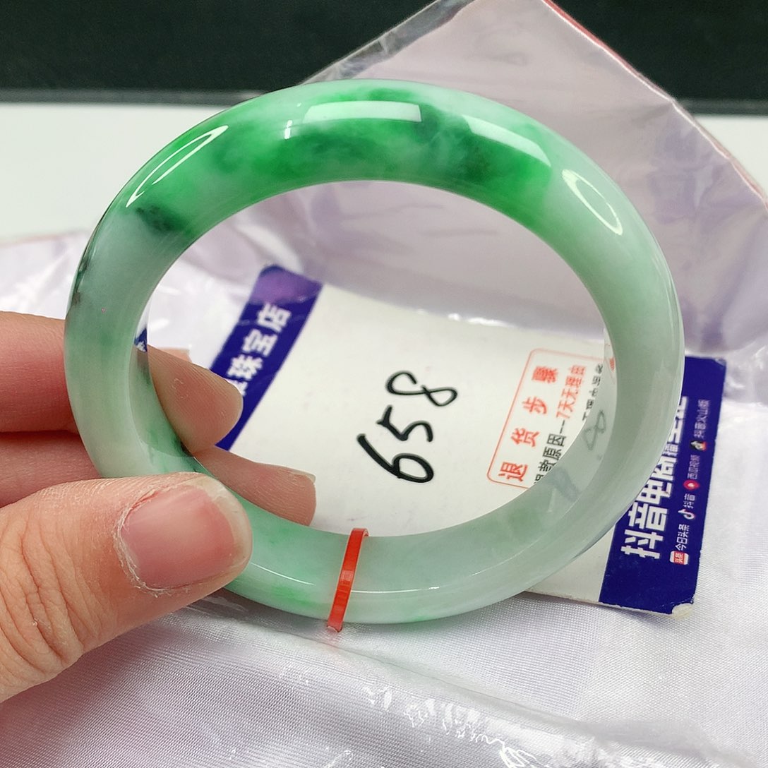 翡翠手镯未镶嵌翡翠