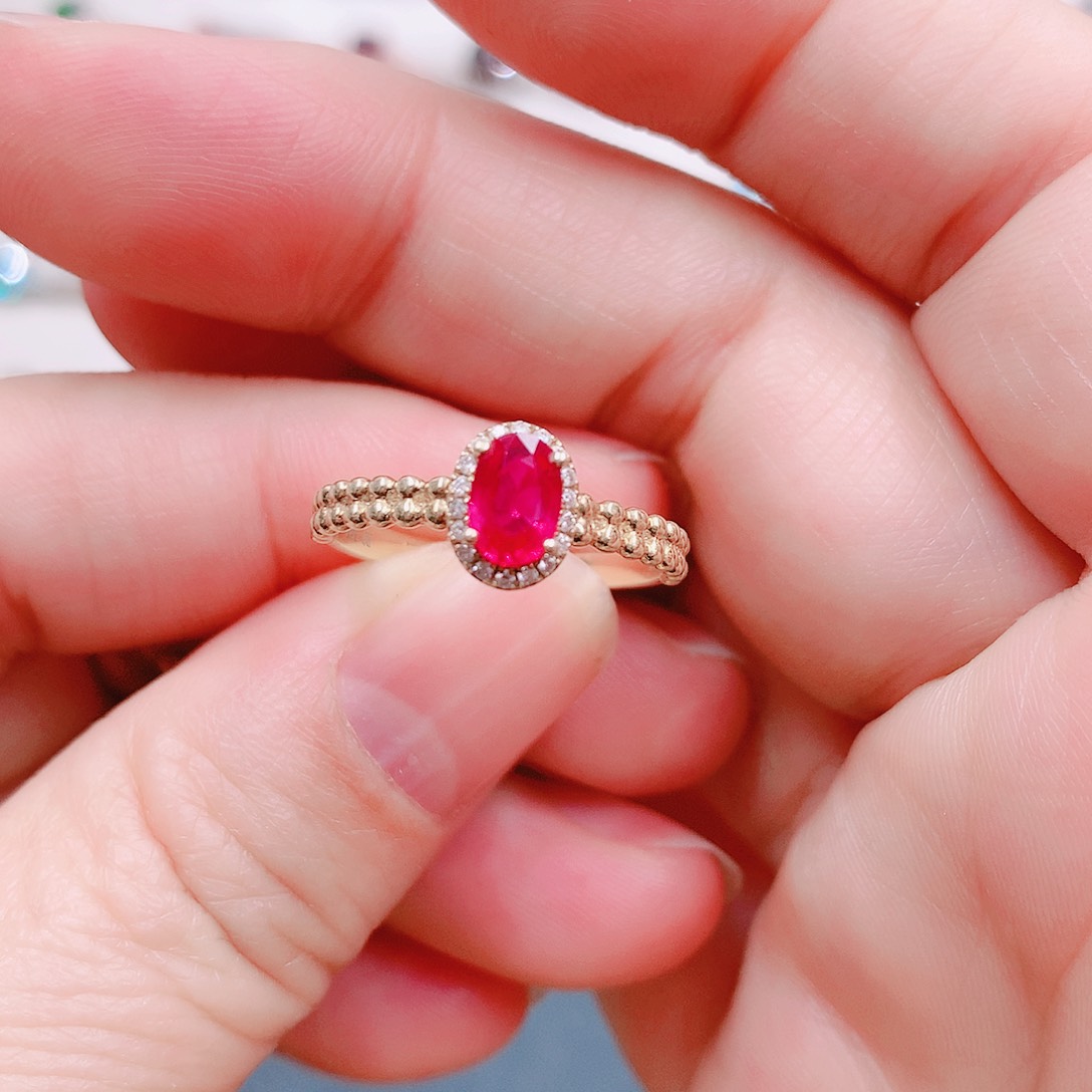 红宝石戒指18K金镶嵌