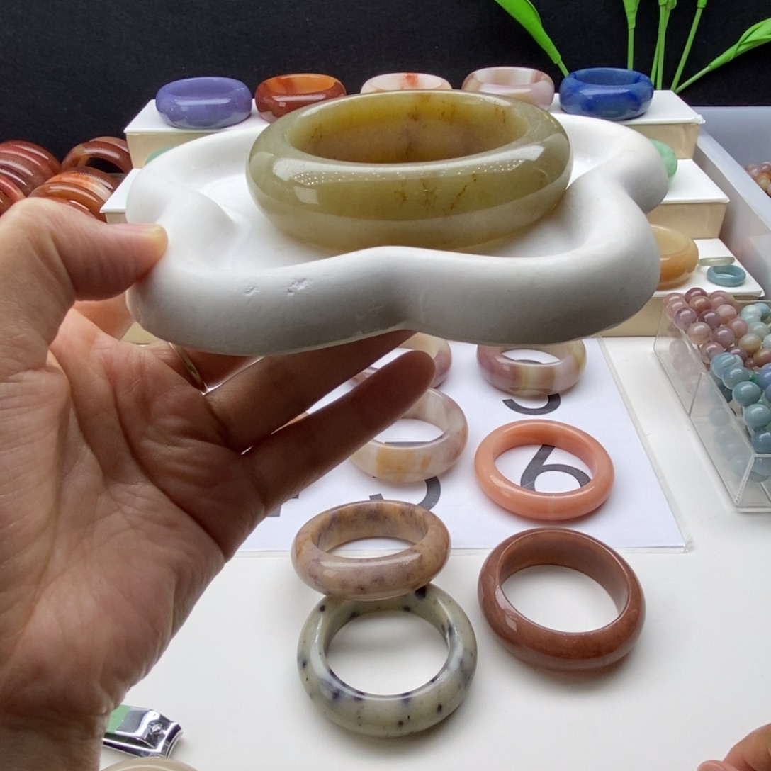 石英岩玉未镶嵌手镯