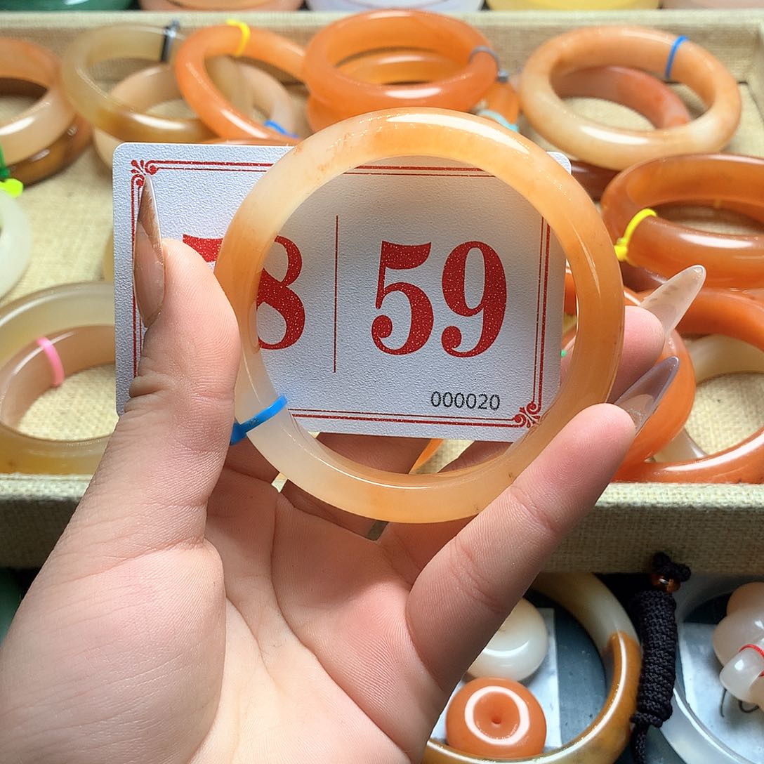 未镶嵌石英质玉（黄龙玉）手镯